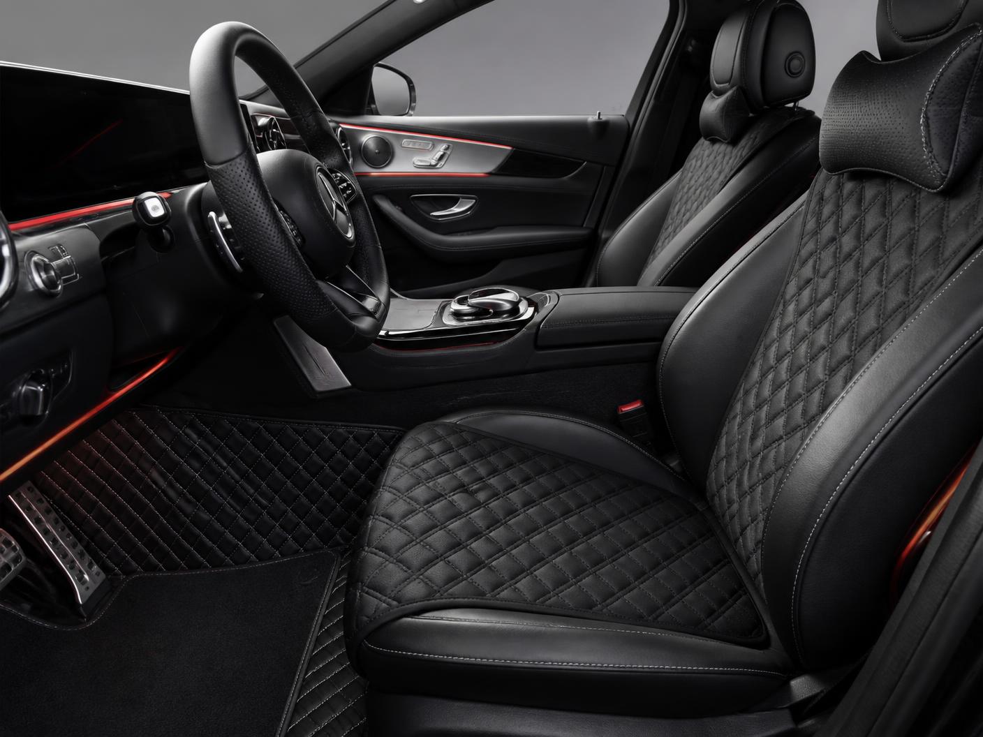 Intérieur automobile personnalisé avec éclairage d'ambiance
